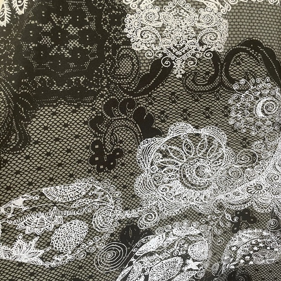 Unique printed dress - Picture 3 of 9